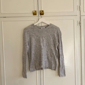&otherstories tröja - Mysig grå stickad tröja från &otherstories. Perfekt för kyliga dagar och enkel att matcha med olika outfits💗