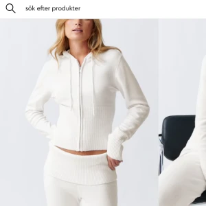 Vit stickad zip hoodie - Snygg och bekväm vit ribbad hoodie med dragkedja och huva. Fråga privat om flera bilder. Tröjan är aldrig använd. Slutsåld på hemsidan. Priset kan diskuteras.