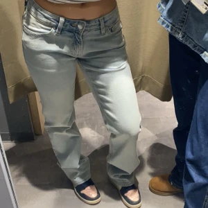 Ljusblå jeans från STAY - Stays "low super light ripped" jeans använda några gånger🩵 Droppar färg föll på ena benet under målarklassen, men byxorna har tvättats efter det. (På sista bilden, mer detaljerad information om de återstående synliga fläckarna) Jeansen har inga andra tecken på slitage. originalpris. 65 €