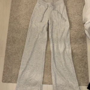 Grå mjukisbyxor från Gina Tricot - Säljer ett par bekväma grå mjukisbyxor från Gina Tricot. Byxorna har en loose passform och är i storlek S❤️säljer pga de inte kommer till användning !!