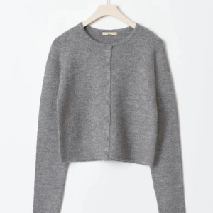 En super fin grå kofta - Säljer denna superfina gråa kofta ifrån Gina. Den har inga hål eller stora tecken på användning. Pris kan diskuteras 