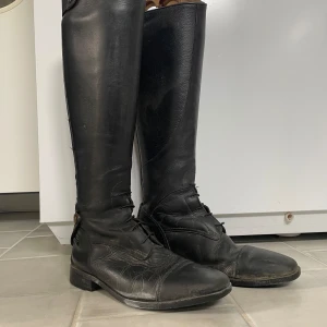 Ridstövlar - Säljer mina ridstövlar som är i stl 36 (kan även passa stl 37!). De är mycket välanvända men har också varit noga med skötseln under den tid jag haft dem! Med dessa fina ridstövlar så slipper du då att ”gå in i” jämfört med nya, till ett bra pris 😊
