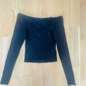 Topp - En off shoulder topp i storlek XS. Aldrig använd, helt nytt skick. 