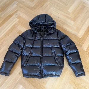 Jacka - Hej! Säljer en glansig vinterjacka från Zara🙌  Den är i helt ny skick och är aldrig använd!! 10/10🤗 Perfekt inför hösten och vinter. Kom gärna med frågor och priset kan såklart diskuteras!🤝 nypris:1500 kr