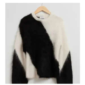 Other Stories stickad tröja - Jättefin svart vit stickad tröja från & Other Stories,i mohair. Bra skick! Lite stor i storleken så mer som en S-M💓