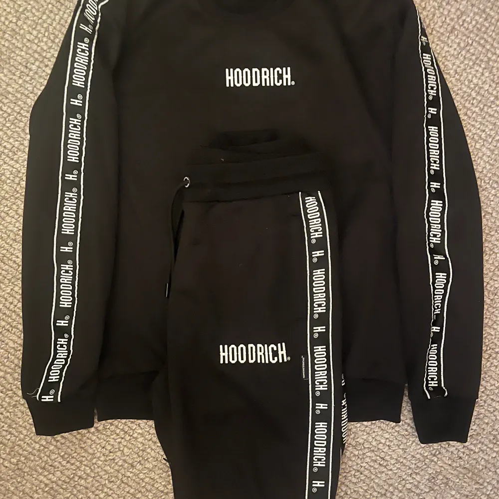 En Hoodrich dress köpt från JD för ca 2 år sen för 1200kr. Använd ungefär 4 gånger och är i väldigt bra skick. Hoodies.