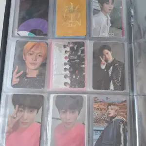 Säljer dessa random kpop pc's från bland annat SKZ, ONF, Seventeen, enhypen och txt. Skriv för pris <3 Allihop för 600kr ♡ FRAKT - 18kr / 36kr 