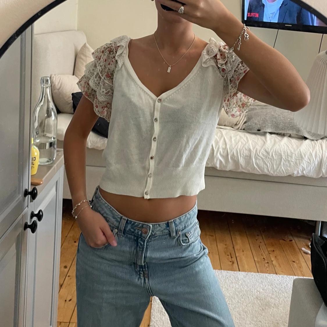 Gullig kofta med volanger och mönster - 91