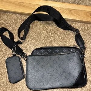 Väska trio  - Jätte fin inga skrap märken är i perfekt skick 