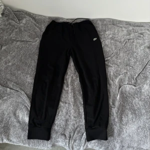 Lacoste  - Säljer ett par sköna Lacoste byxor.
