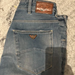 Armani jeans STL 31 - Armani jeans rak passform. Storlek 31 midja 31 längd. Står 34 längd men de har blivit förkortade av skräddare. Nyskick. Öppen för byten