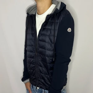 Moncler cardigan  - Tjena! Säljer nu denna extremt snygga maglia cardigan jackan som är ifrån Moncler • Skick 9/10 • Storlek L passar M/S• Modellen på bilden är 182cm • Vårt pris : 4299kr • Hör gärna av er via pm vid frågor eller funderingar;