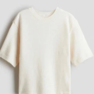 Stickad t shirt - Super fin stickad t shirt från Hm, säljs pågrund av att jag inte längre har någon användning för 🤍Créme färgad! 