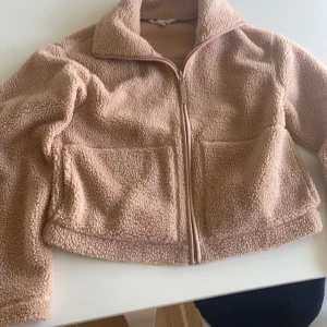 Teddy jacka - Hej jag gör en intressekoll på min teddyjacka! köpt på Plick men är i mycket bra skick, är sugen på att sälja då jag vill köpa en annan jacka!