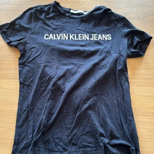Calvin Klein T-shirt - storlek M  - Marinblå T-shirt från Calvin Klein Jeans. Normal passform i storlek M och sitter något tightare. 
