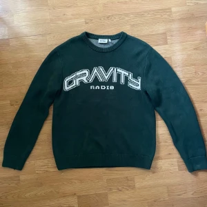 Stickad tröja  - Tröja från weekday som aldrig är använd💕 lite oversized i strl 