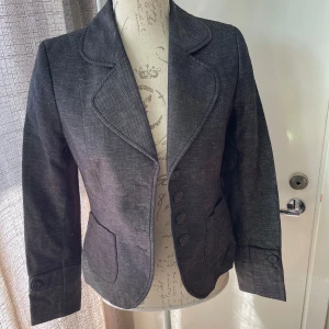 Kavaj - Fin kavaj i stl 34. Stockh lm. Gråmelerad.