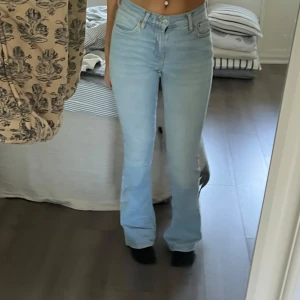 Bootcut jeans - Säljer dessa pga av att jag inte använder. Jätte söta mid waist jeans. Ser nya ut då jag använt ca 3 ggr.  Hör av er vid frågor💓