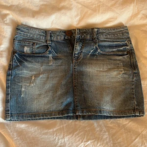 Lågmidjad jeanskjol - Jätte söt jeanskjol med lågmidja! Midjemått rakt över:41 cm Längd på kjolen:33 cm