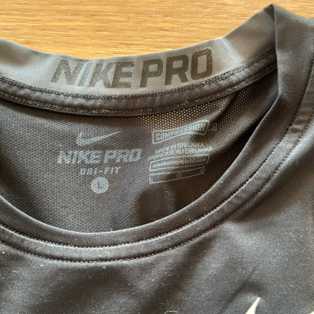 Träningströja från Nike med storlek M. Mycket tight i passformen och slimmar kroppen. Mycket bra kvalité . Sportswear.