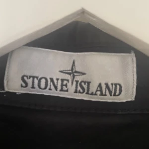 Stone Island overshirt  - Stone island overshirt i storlek XL, säljer den då den inte passar mig, inga defekter.  Kvitto finns