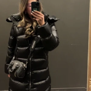 Massimo dutti jacka  - INTRESSEKOLL! På min Massimo dutti dunjacka svart, lång storlek s. Super fin och varm. Nyskick. Säljer inte under 2000❤️Ställ frågor🫶🏼