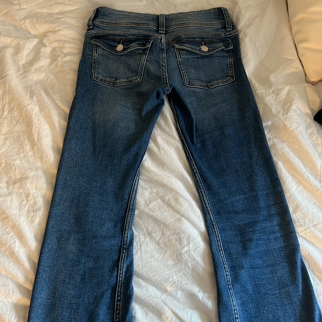 Blå jeans från Gina Tricot - 90