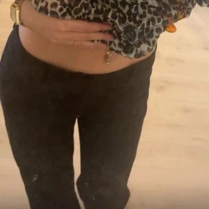 Kostymbyxor  - Jättefina kostymbyxor från Madlady i st 34/xs. Längden i dom är short inga defekter eller något på dom är som nya skriv vid funderingar eller frågor!💕(säljer för dom inte kommer till användning) 