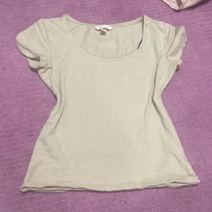 Basic tshirt - Täcker magen, skönt och stretchigt material. Mörkbeige.