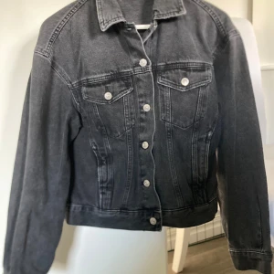 Jeansjacka strl XS  - Jeansjacka från H&M Divided i strl XS. Material: 100%  Mycket fint skick, använd ett fåtal gånger. 