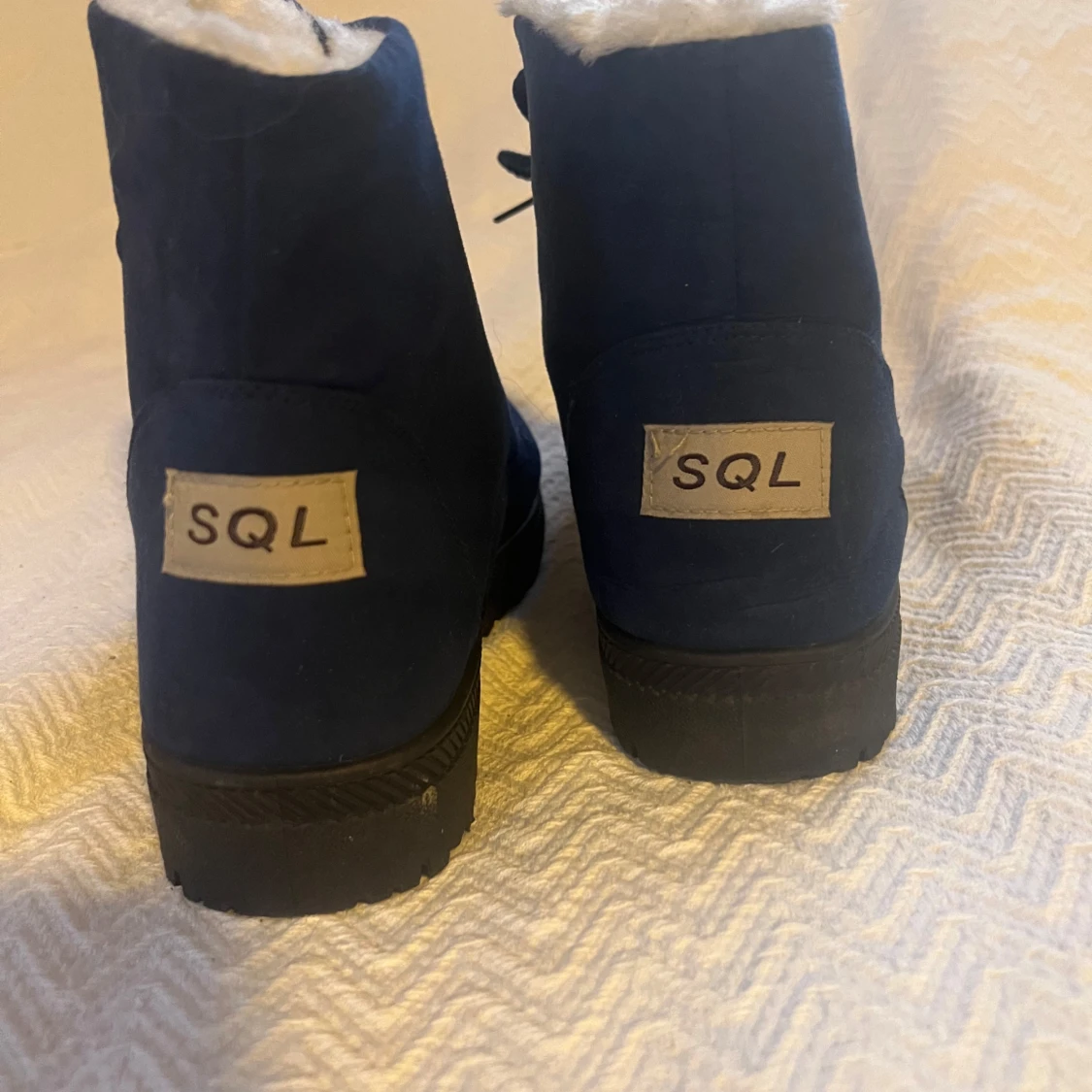 Mörkblå kängor med foder