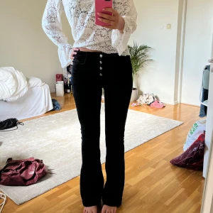 Bootcut jeans  - Svarta bootcut jeans 
