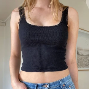 Svart linne - Svart linne med spets. Skriv privat för frågor eller flera bilder. 30kr + frakt