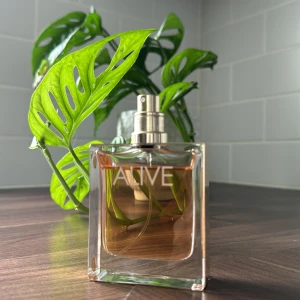 Parfym Alive - BOSS Alive är en lätt och fräsch damdoft som fångar den positiva energin och äktheten hos den moderna kvinnan. Den innehåller delikata jasmin, exotisk magnolia och varm sandelträ för en doft som är både feminin och elegant.