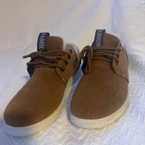 Bruna sneakers med vit sula - Promenad skor   Aldrig använda 