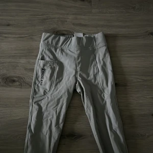 Ridbyxor! - För alla ridtjejer så säljer jag nu mina gråa kingsland ridbyxor i storlek 146/152. Bara några få gånger använda och nu helt nytvättade och redo att säljas.⭐️ jätte bra skick.