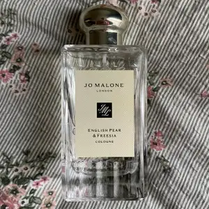 Säljer min jo malone parfym då doften inte var i min smak! Sprayad två gånger, boxen medföljer EJ💕 Org pris 1 570kr. Säljer för 900!