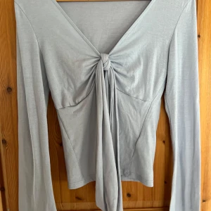 Blå topp - Mycket bra skick, har använt en gång. Köpt i julas. Mycket tunn.