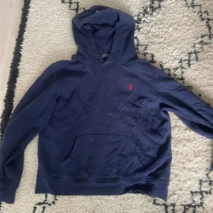 Polo Ralph Lauren hoodie - Superfin polo hoodie, kommer inte till användning och inga defekter 💞 perfekt inför vintern och hösten ❤️