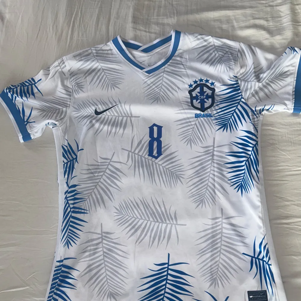 Aldrig används, den är på försäljning på grund av att den är för stor för mig! Jätte fin tröja utan några alls defekter!  Brasilien Lucas Paqueta nummer 8  storlek M   . T-shirts.