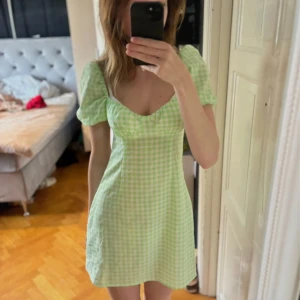 Grönvit klänning - Aldrig använd!