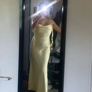 Elegant klänning - Underbar klänning som ger mycket komplimanger. Använt en gång, köptes innan dom blev slutsåld. Köpt från gina för 650kr men säljer för 500kr (det är svart på min spegel inte klänningen)🌸