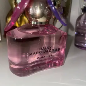 Marc Jacobs Daisy Paradise (limited edition) 50ml  Denna doft har blommiga noter och även lite träig doft