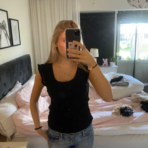 Topp - Säljer den är ur söta toppen med broderad volang på ärmarna. Köpt i en liten butik i Italien. Aldrig använd. Skriv vid frågor! 💞