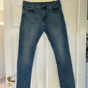 Blåa Jeans från Levi’s - Blåa Jeans från Levi’s, modell 502 W31 L32 Sparsamt använda, mycket bra skick  Tveka inte att höra av er vid frågor! 