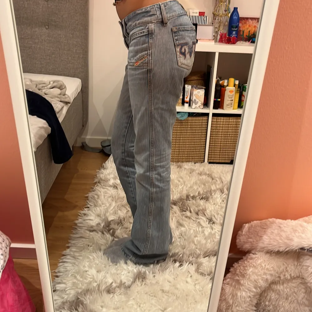 Jätte Lågmidjade jeans från diesel. Storlek 27 på midjan, bara lite slitna nere.. Jeans & Byxor.