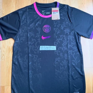 Psg fotbollströja  - Storlek S säljer den extra billigt då ja försöker få ut det sista av mina fotbollströjor ut i lagret 