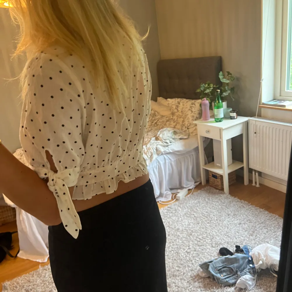 Jättesöt topp/blus från zara aldrig använd😇😇😇. Blusar.