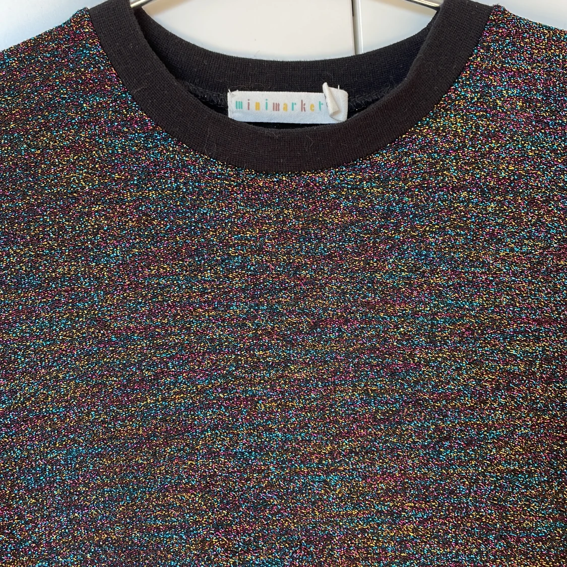 Glittrig Volangklänning - 90