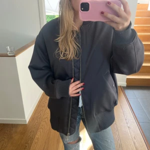 Höst bomber jacka  - Så fin höst jacka från hm som är o tjockare material och blå. Fin kvalitet. Skriv för bilder elr frågor ❤️